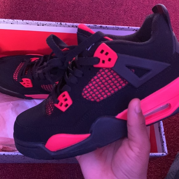 I’m selling these Jordan 4s size 6.5 in womens - Picture 2 of 2